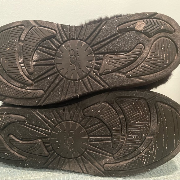 UGG Patten black suede shearling boot. Size 7 - Picture 5 of 6